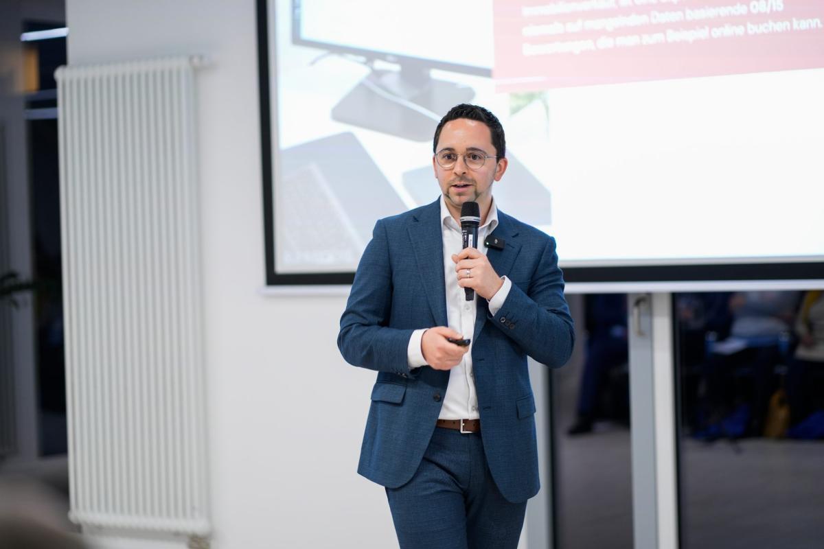 Ein Redner erklärt die EZB Zinspause während einer Präsentation.