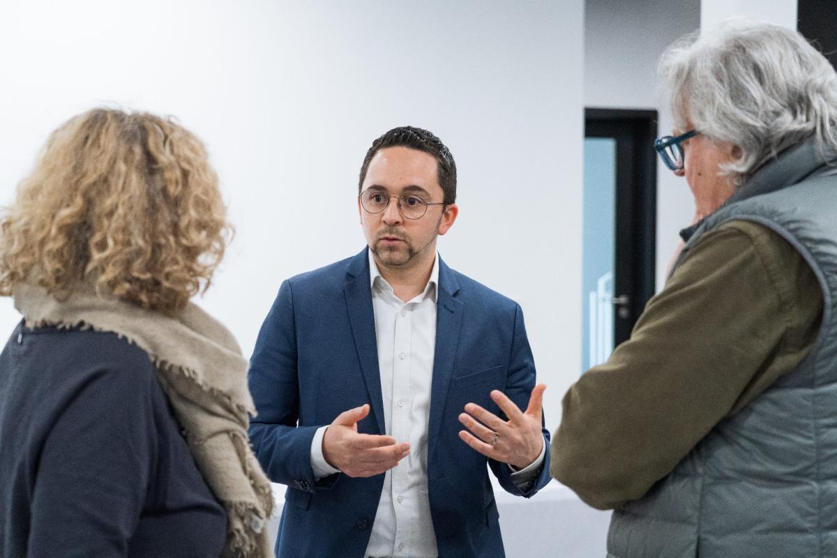 Diskussion über Immobilie im Saarland zwischen Berater und Interessierten.