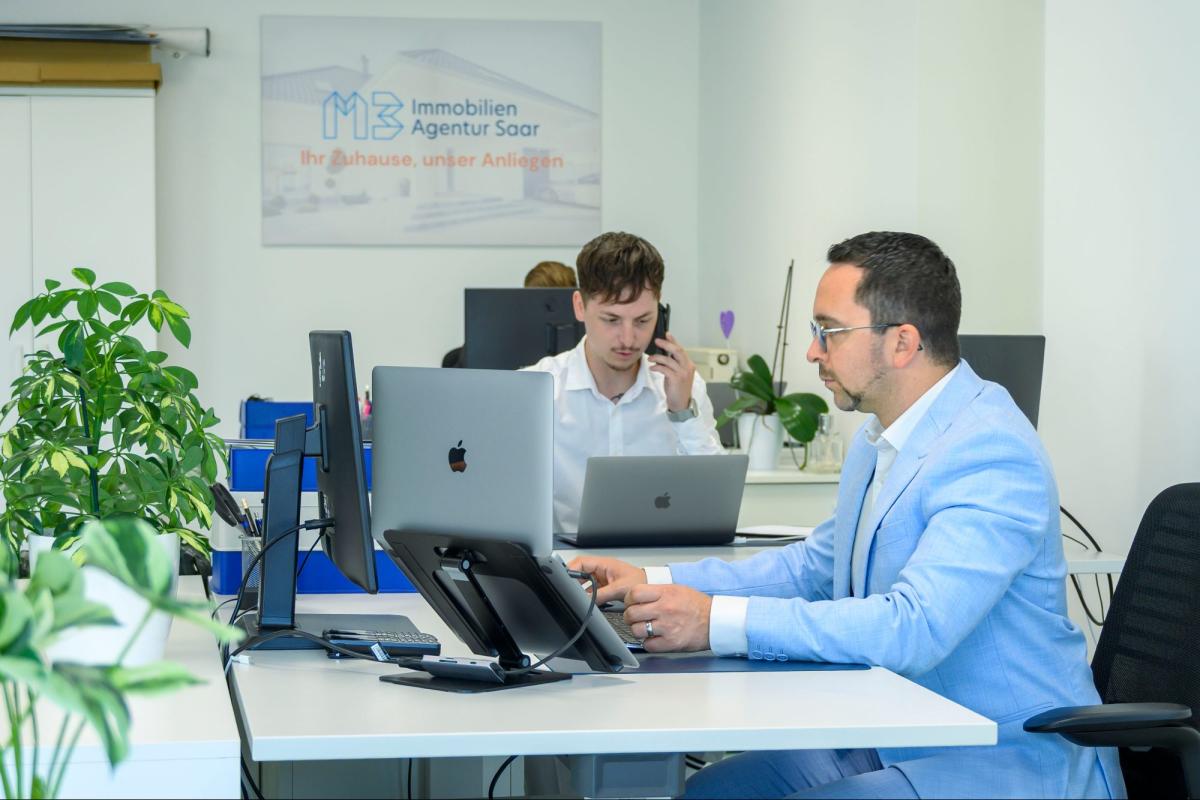 Szenenbild eines professionellen Immobilienverkaufs in einem Büro.