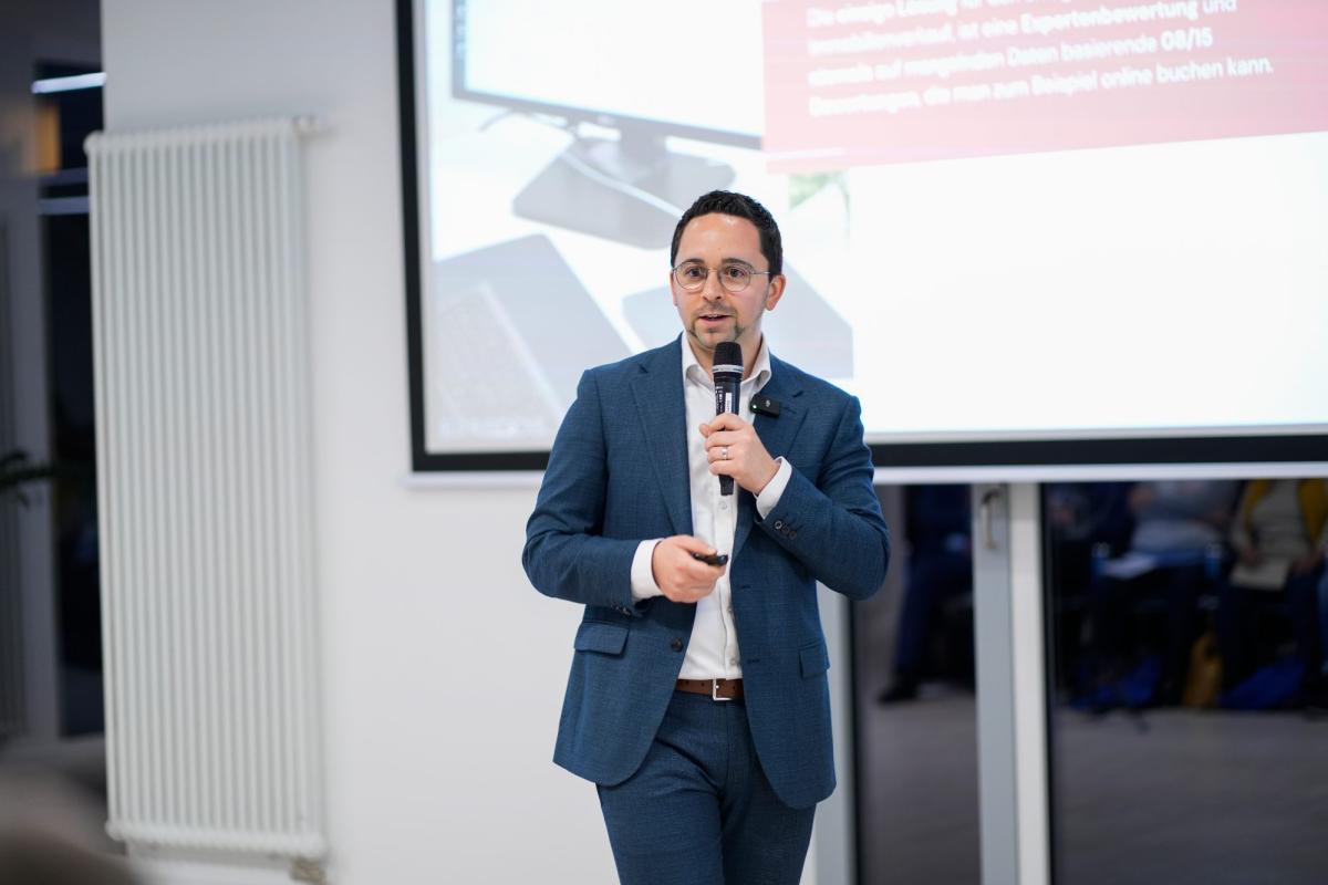 Experte präsentiert zur Thematik CO2-Preis 2028 und fossiler Heizungen.