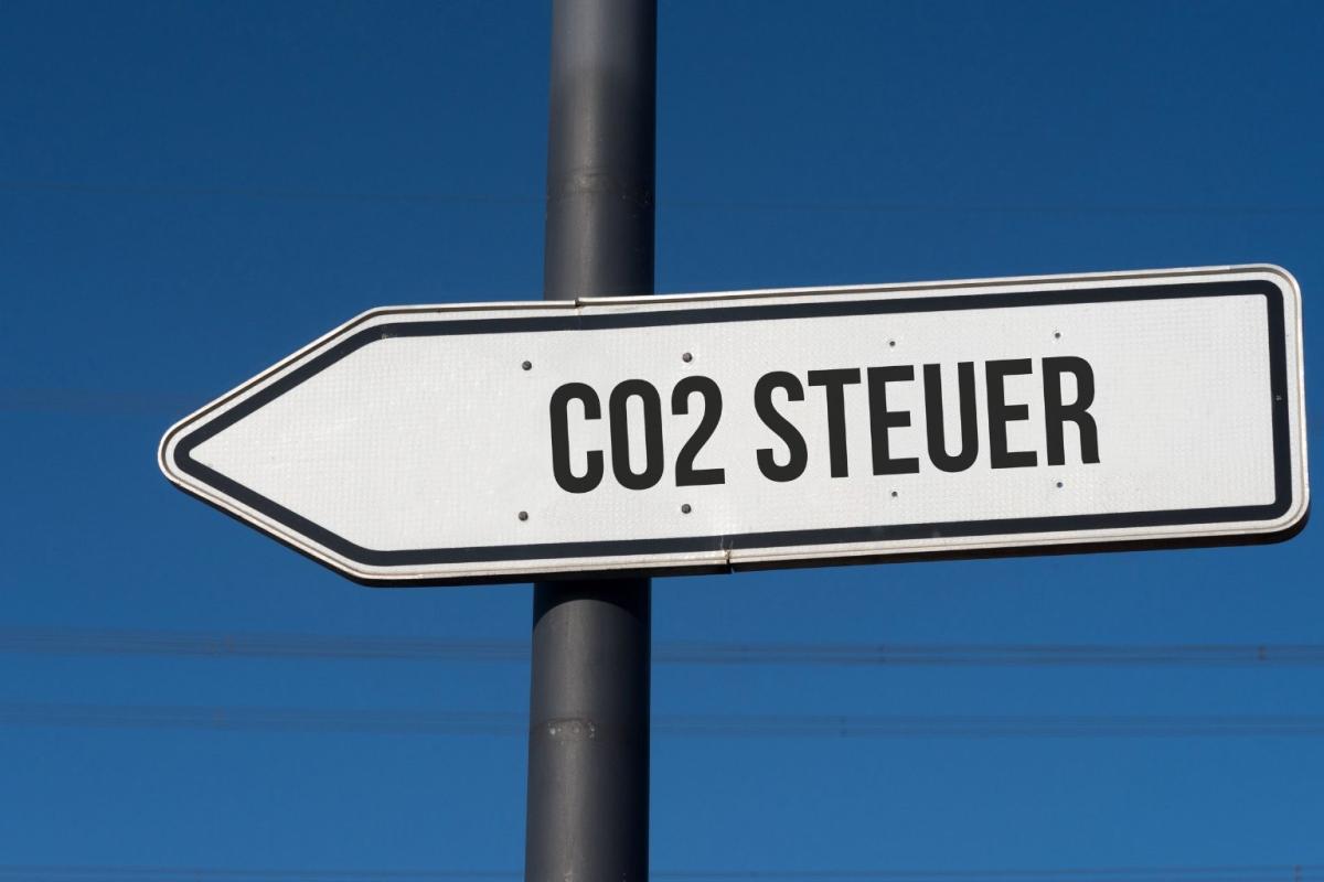 Verkehrsschild zur CO2-Steuer mit klarer Richtung.
