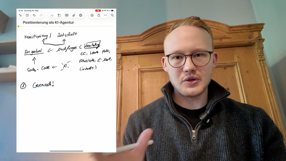 Ein Mann erklärt die schlüssige Positionierung in einem Video-Tutorial.
