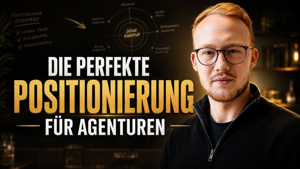 Mann erklärt die perfekte Positionierung für Agenturen in einer Präsentation.