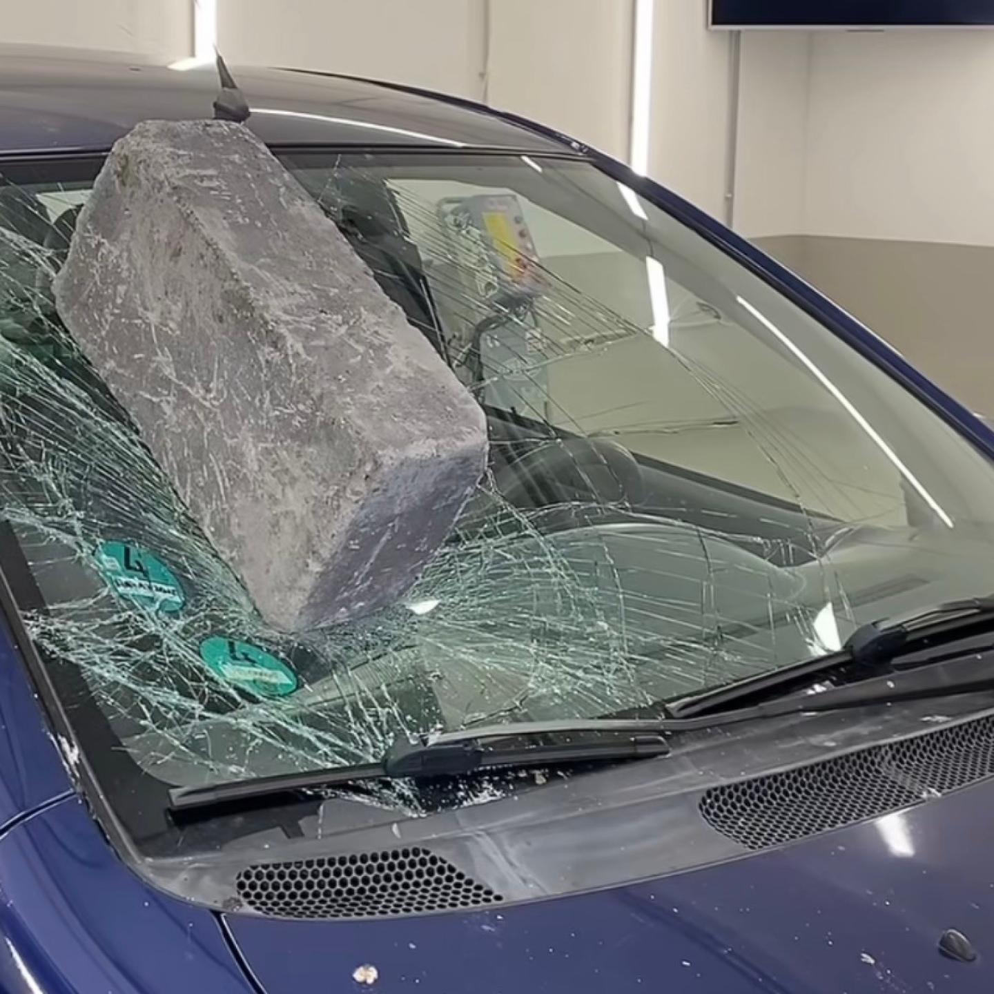 Von zerstörter Scheibe zu fahrbereit in 1 Tag – Austausch trotz Extremschaden