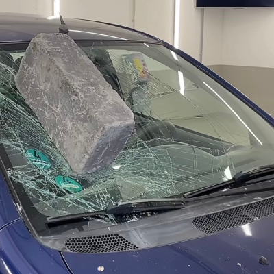 Von zerstörter Scheibe zu fahrbereit in 1 Tag – Austausch trotz Extremschaden
