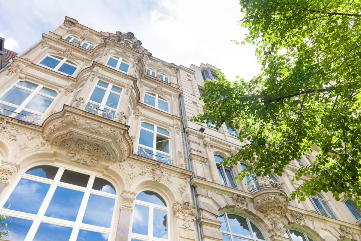 Fassadendetails eines denkmalgeschützten Gebäudes zur energetischen Sanierung.