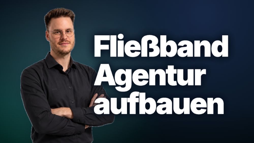 Mann steht mit verschränkten Armen und spricht über Fließband-Agentur aufbauen.