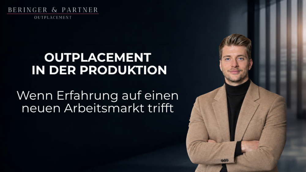 Mann mit Anzug spricht über Outplacement in der Produktion.