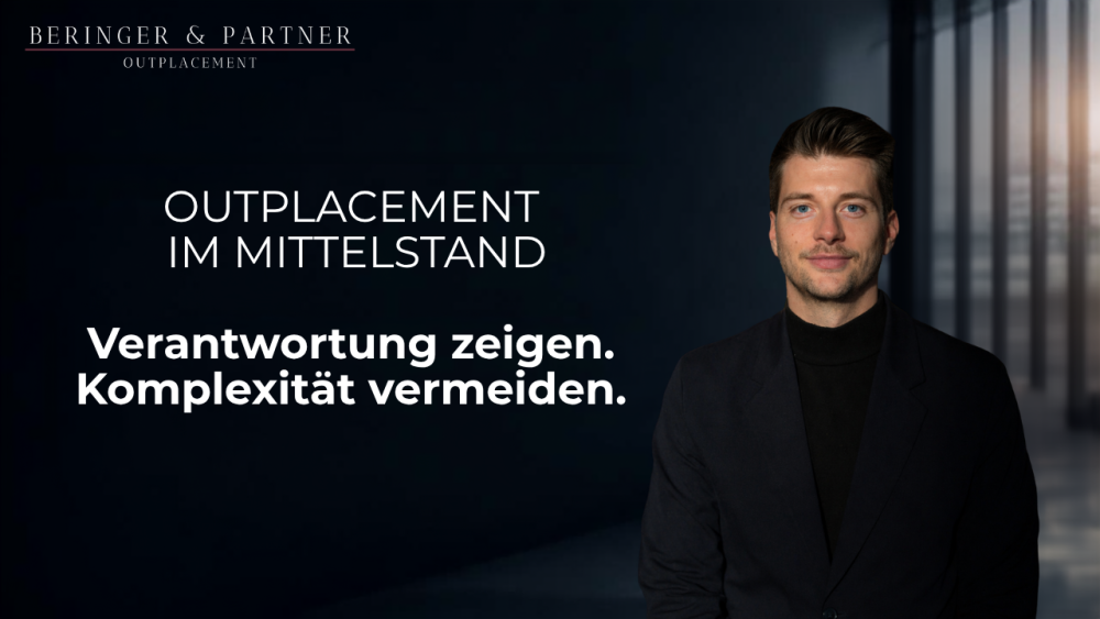 Ein Mann steht vor einem Hintergrund und spricht über Outplacement im Mittelstand.