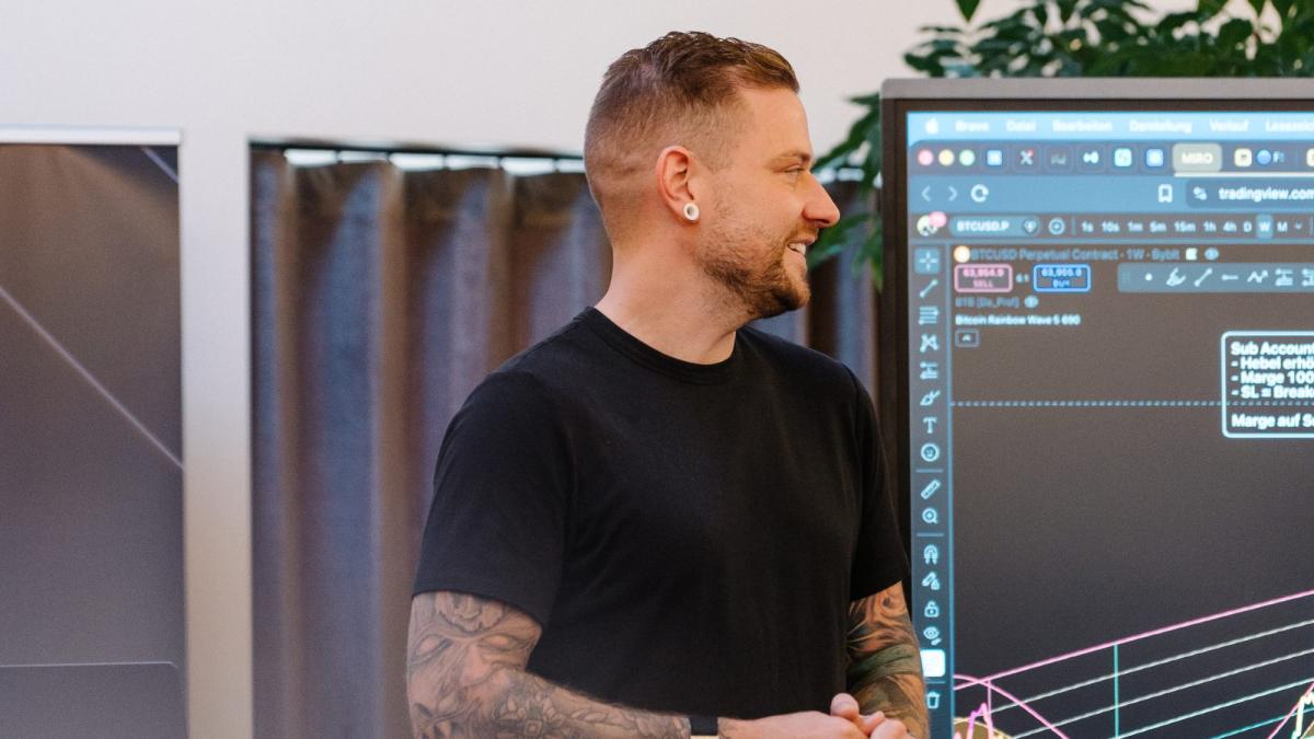 Florian Sondershausen präsentiert bei einer Live-Trading-Session.