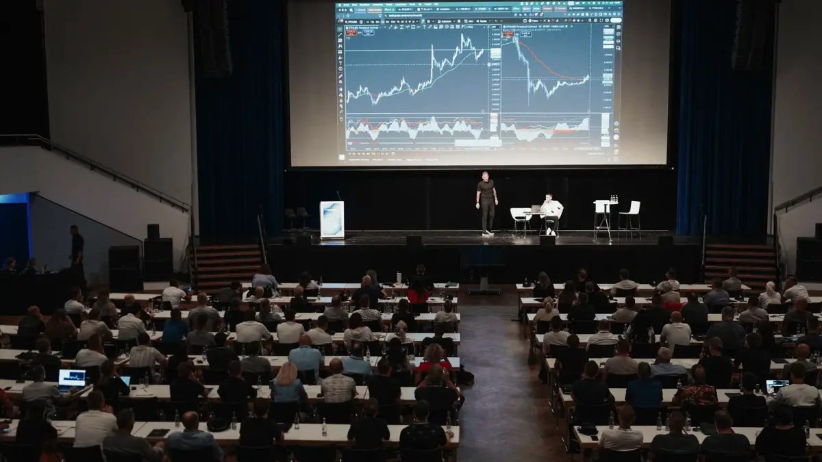Live-Präsentation zur INVESTICOM 2026 mit Trading-Demonstration auf der Bühne.