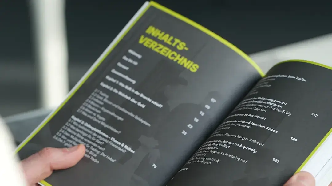 Inhaltsverzeichnis des Buches 'Der Traum vom Trading' in der Hand.