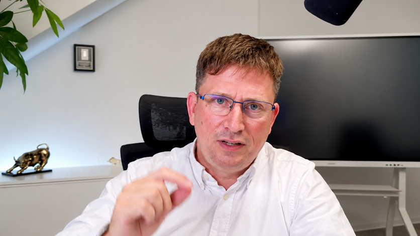 Mann spricht über den Weg vom Angestellten zum Investor in seinem Büro.