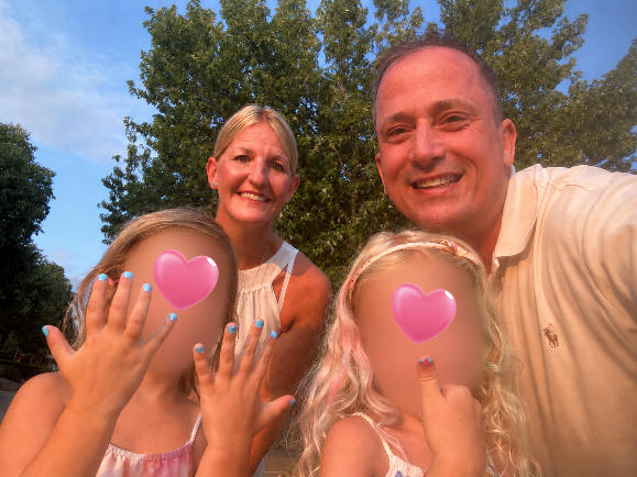 Familienfoto beim Picknick, das Kinder zeigt, die finanzielle Bildung lernen.