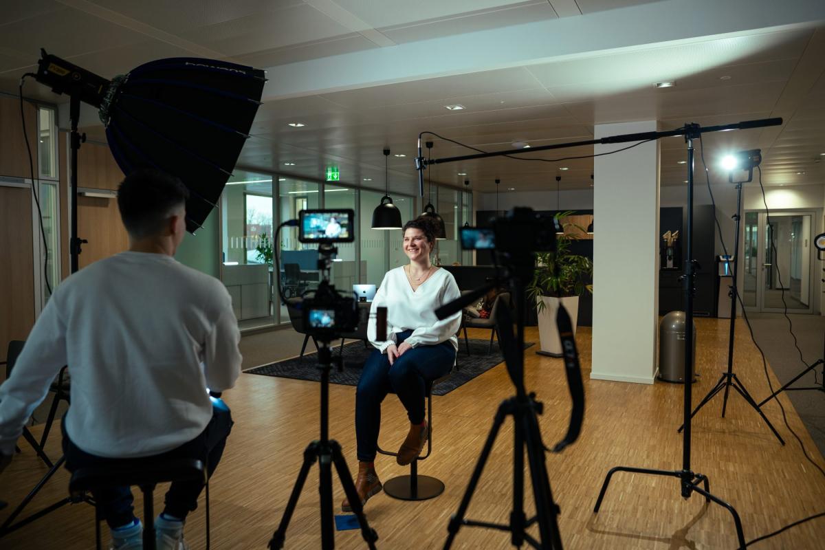 Professionelle Videodreharbeiten für ein Videotestimonial mit Licht-Setup.