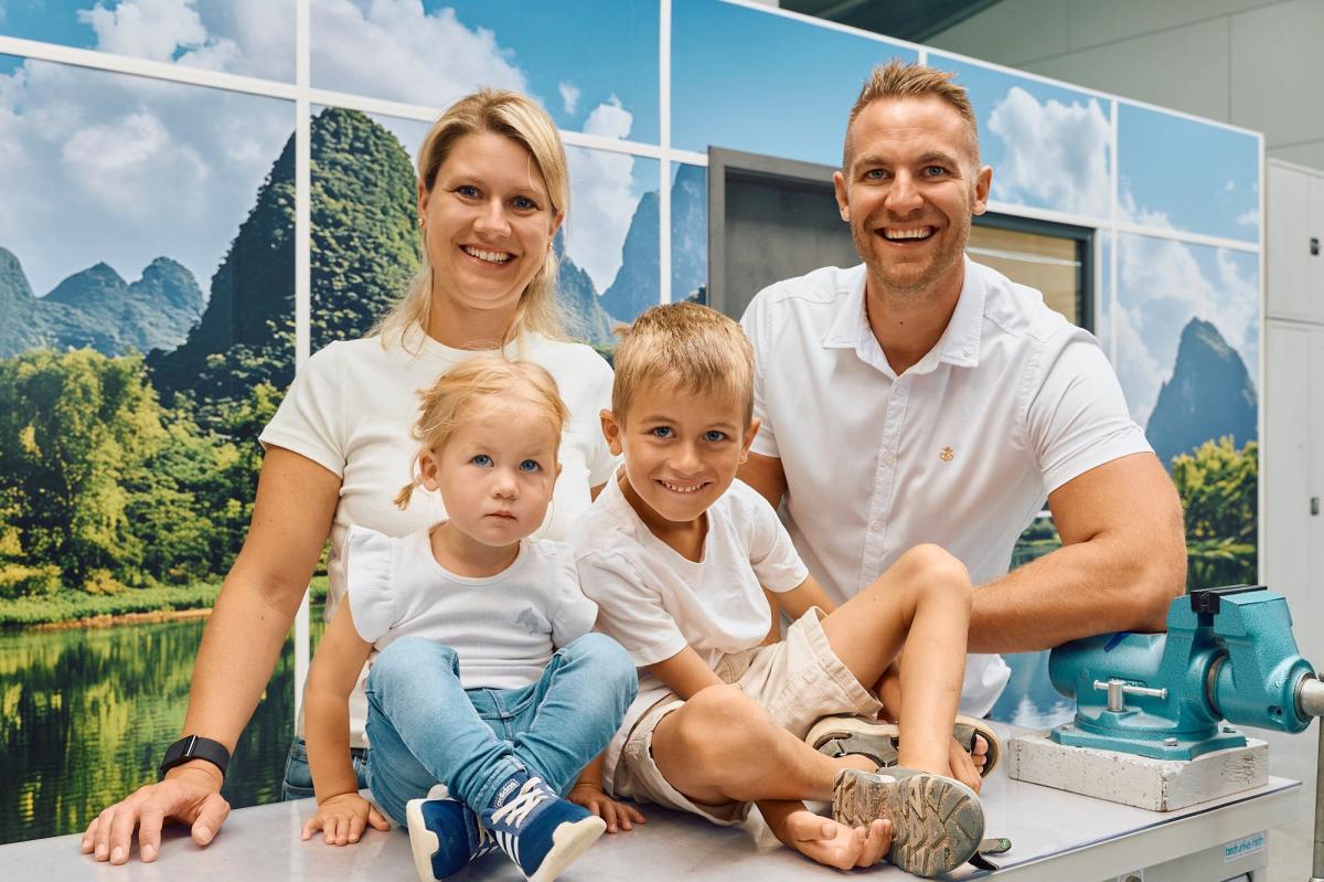Familie zusammen im Büro, symbolisiert Erfolg und Zusammenhalt.