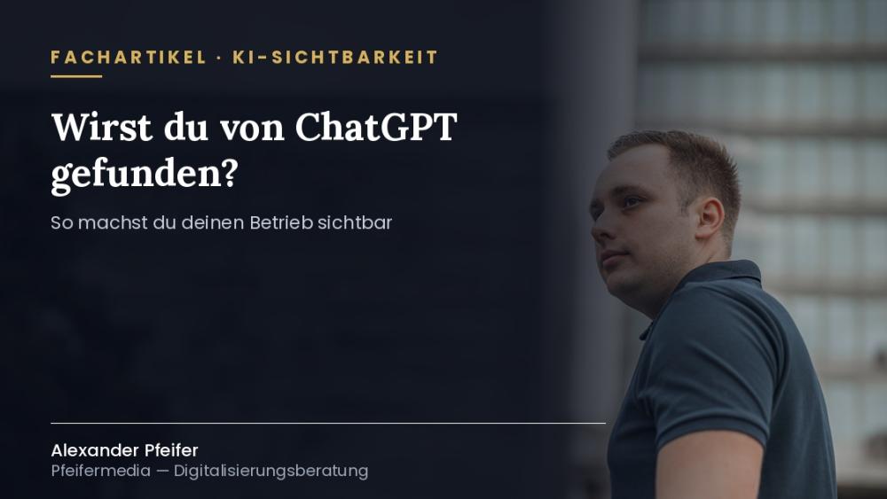 Der Autor des Artikels zur KI Sichtbarkeit steht neben einem Fenster.