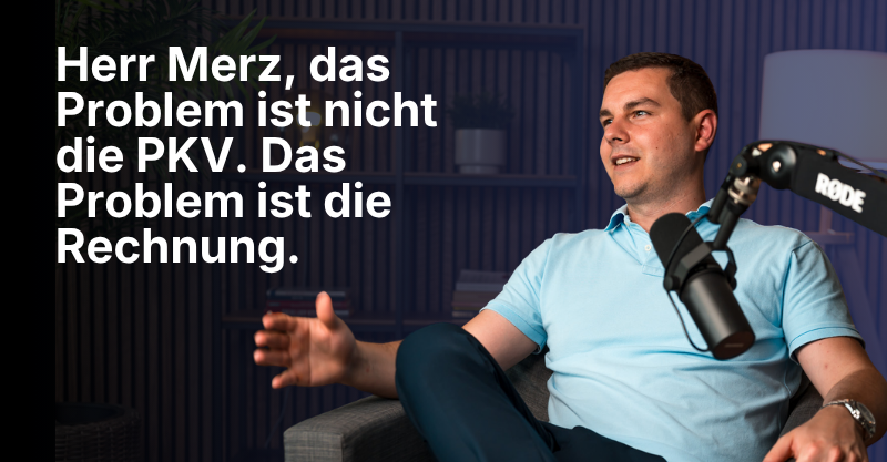 Mann mit Mikrofon diskutiert über das Gerechtigkeitsproblem in der Krankenversicherung.