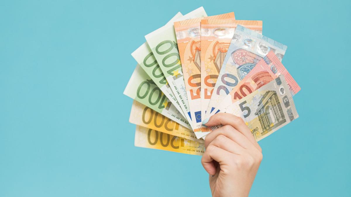 Hand, die verschiedene Geldscheine hält, passend zum Altersvorsorgedepot.