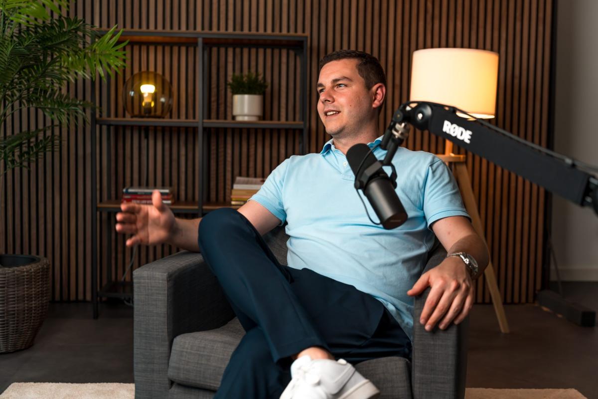 Mann im Interview über den PKV Wechsel 2026 in einem modernen Raum.