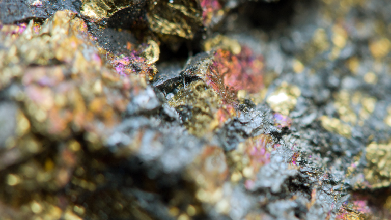 Glänzende Mineralien und Edelmetalle liegen im Gestein – ein Beispiel für Vermögen internationalisieren.