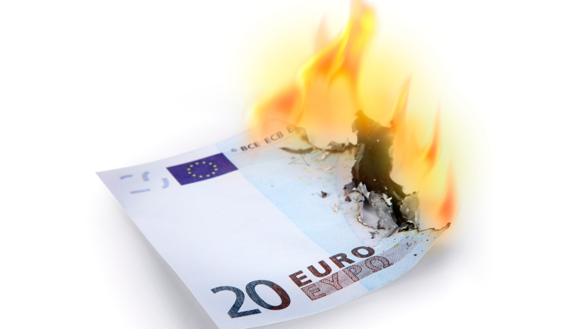 Ein brennender 20 Euro-Schein symbolisiert Geld auf dem Tagesgeldkonto.