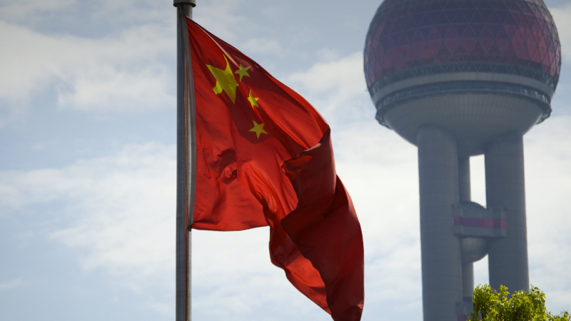 Chinesische Flagge weht in Shanghai, wichtig für Rohstoffe und Vermögen.