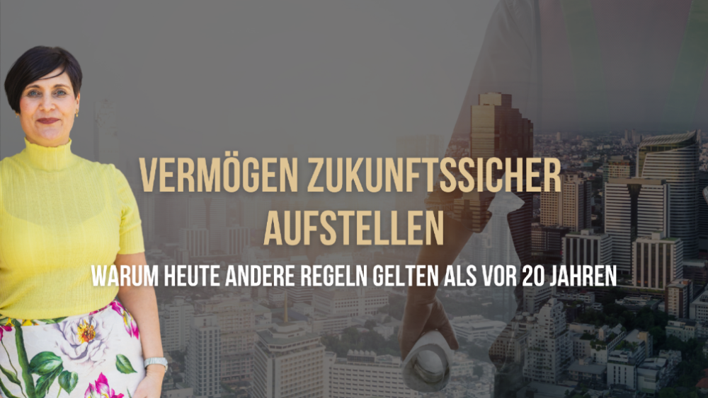 Frau in gelber Bluse präsentiert das Thema Vermögen zukunftssicher aufstellen in einer modernen Stadt.