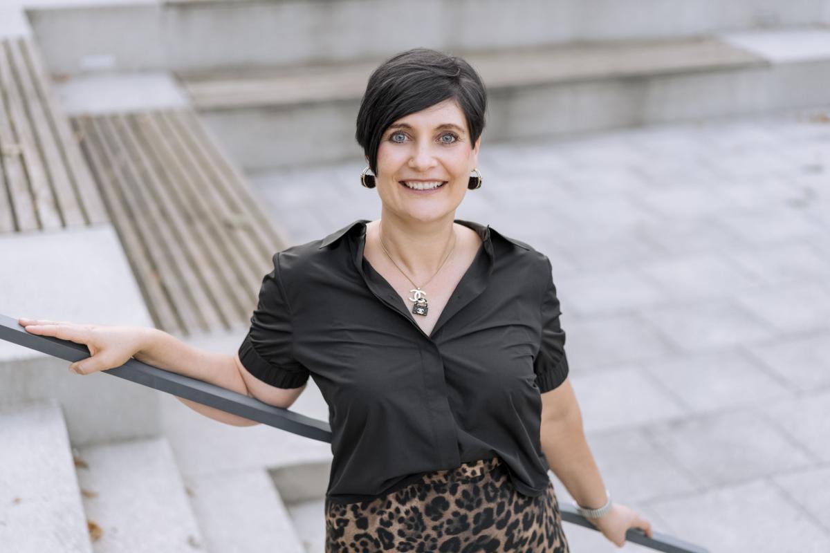 Nadine Rajner ist Geschäftsführerin im Familienunternehmen NMD Metal Powders GmbH und übersetzt ihr Industrie-Know-how direkt in praktikable Anlagestrategien.