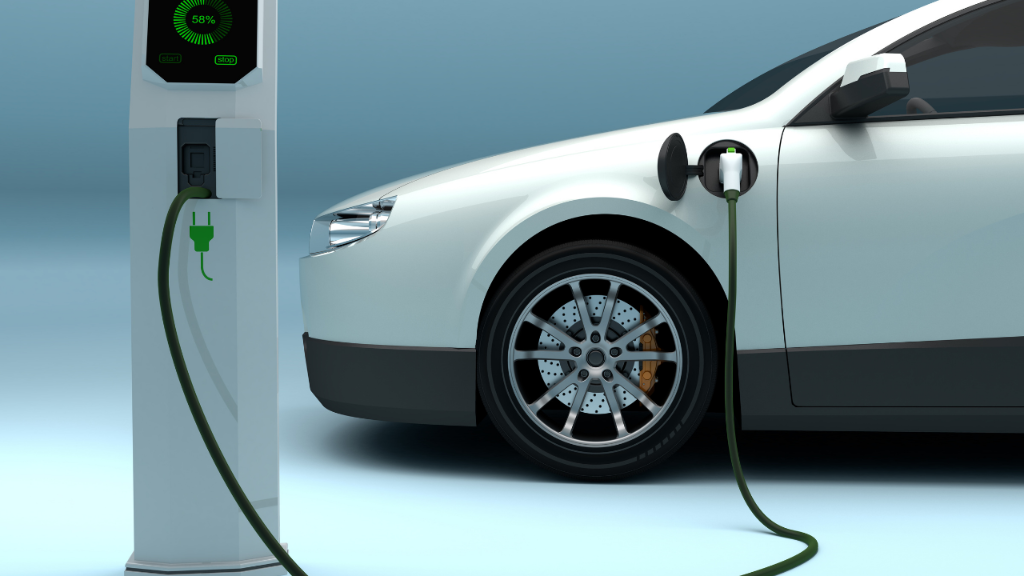 Ein Elektroauto lädt an einer Ladestation, was die Elektromobilität symbolisiert.
