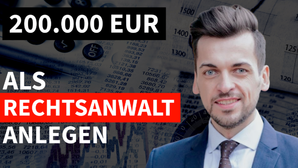 Ein junger Anwalt lächelt vor einem Diagramm, das zeigt, wie man 200.000 EUR als Rechtsanwalt anlegen kann.
