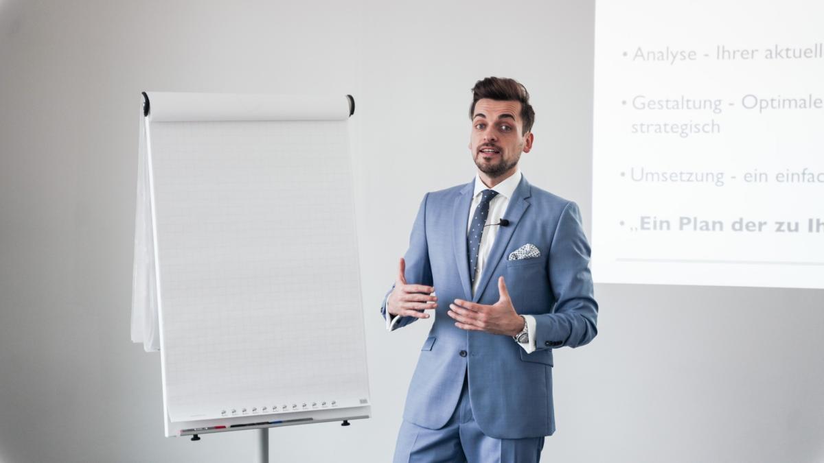 Der Kieferchirurg präsentiert eine Vermögensstrategie für Ärzte.