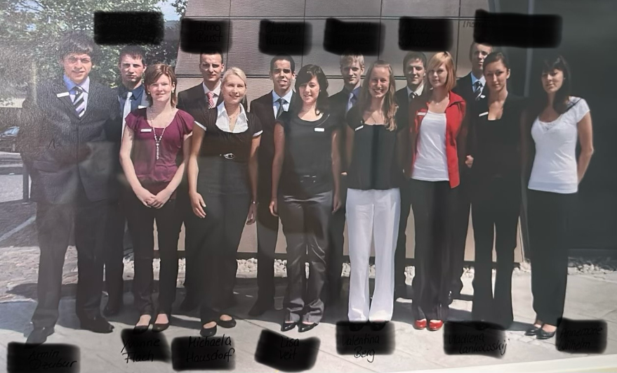 Gruppe von Beratern bei der Vermögensberatung AD Finanz beim Teamfoto.