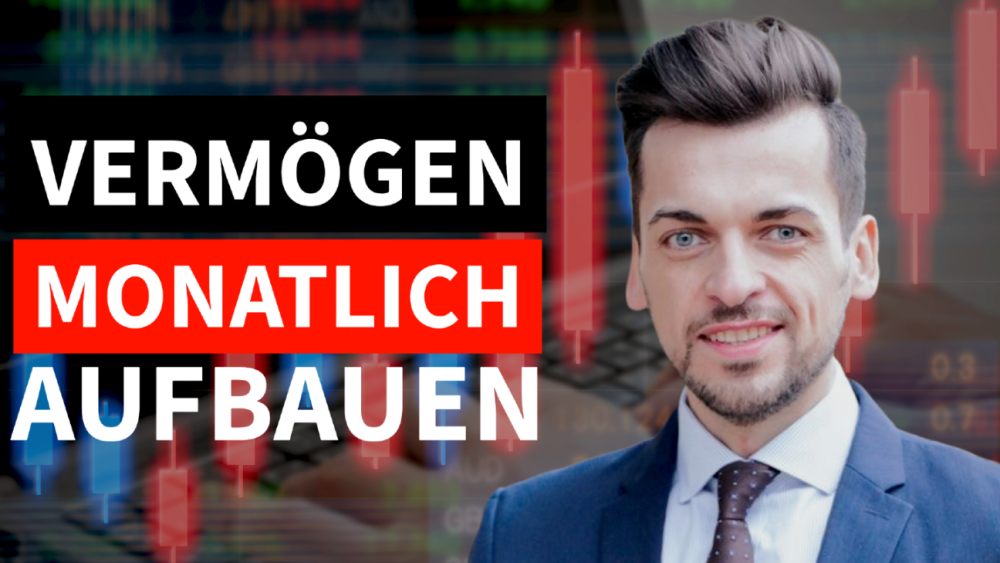 Mann in Anzug lächelnd, mit Hintergrundgrafiken zu Vermögen monatlich aufbauen.