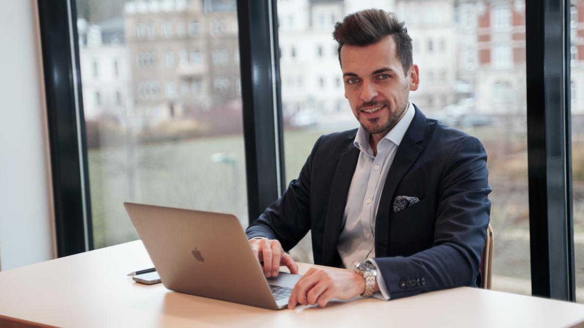 Ein Arbeitnehmer analysiert die fondsgebundene Rentenversicherung am Laptop.