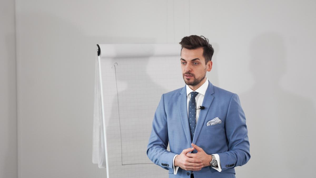 Der Referent erklärt die Allianz Privatrente InvestFlex vor einem Flipchart.