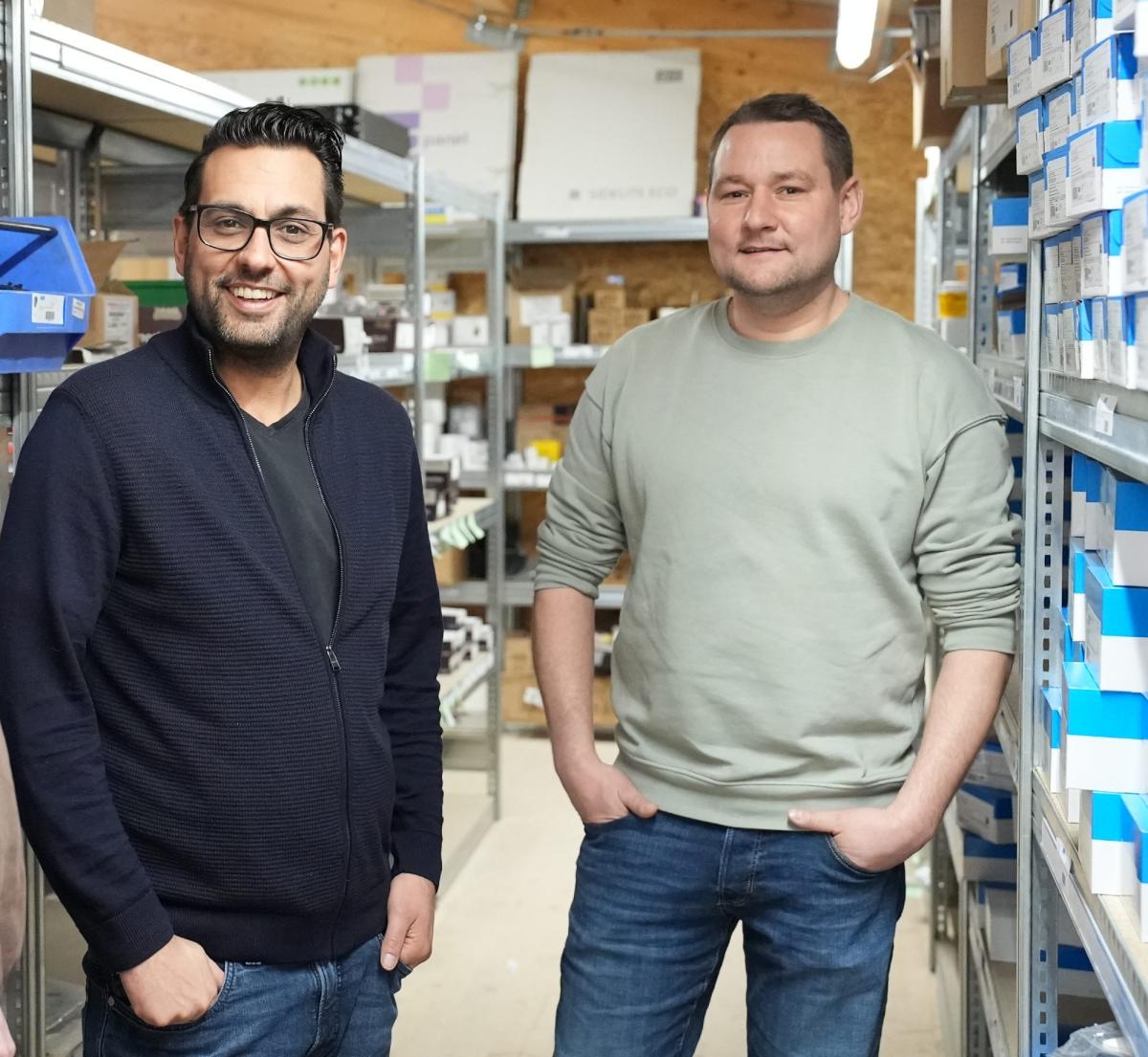 Dominik Heckner gemeinsam mit Tobias Schedel von Elektrotechnik Schedel aus Altenstadt, der seinen Gewinn innerhalb nur eines Jahres deutlich gesteigert hat.