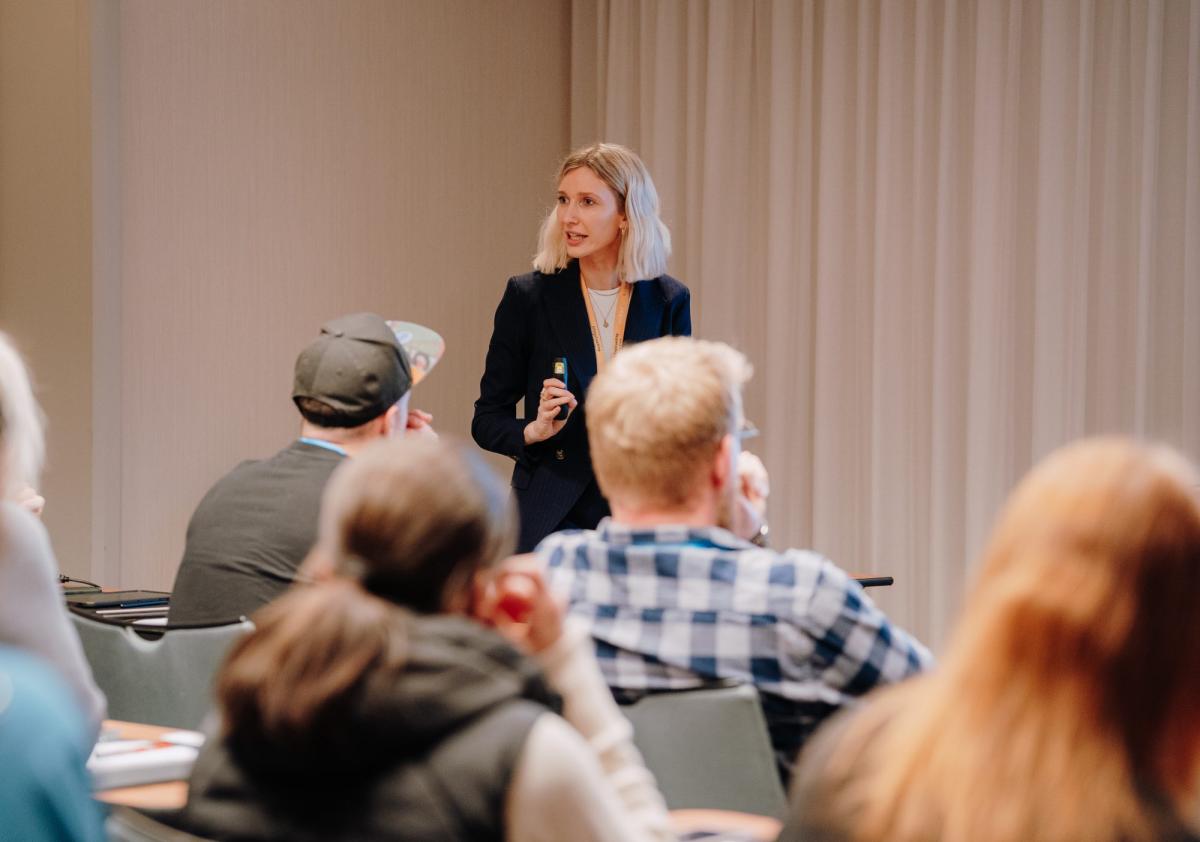 Katharina Königsbauer, Head of Analysis and Content bei Heckner, während einer Session zum Thema