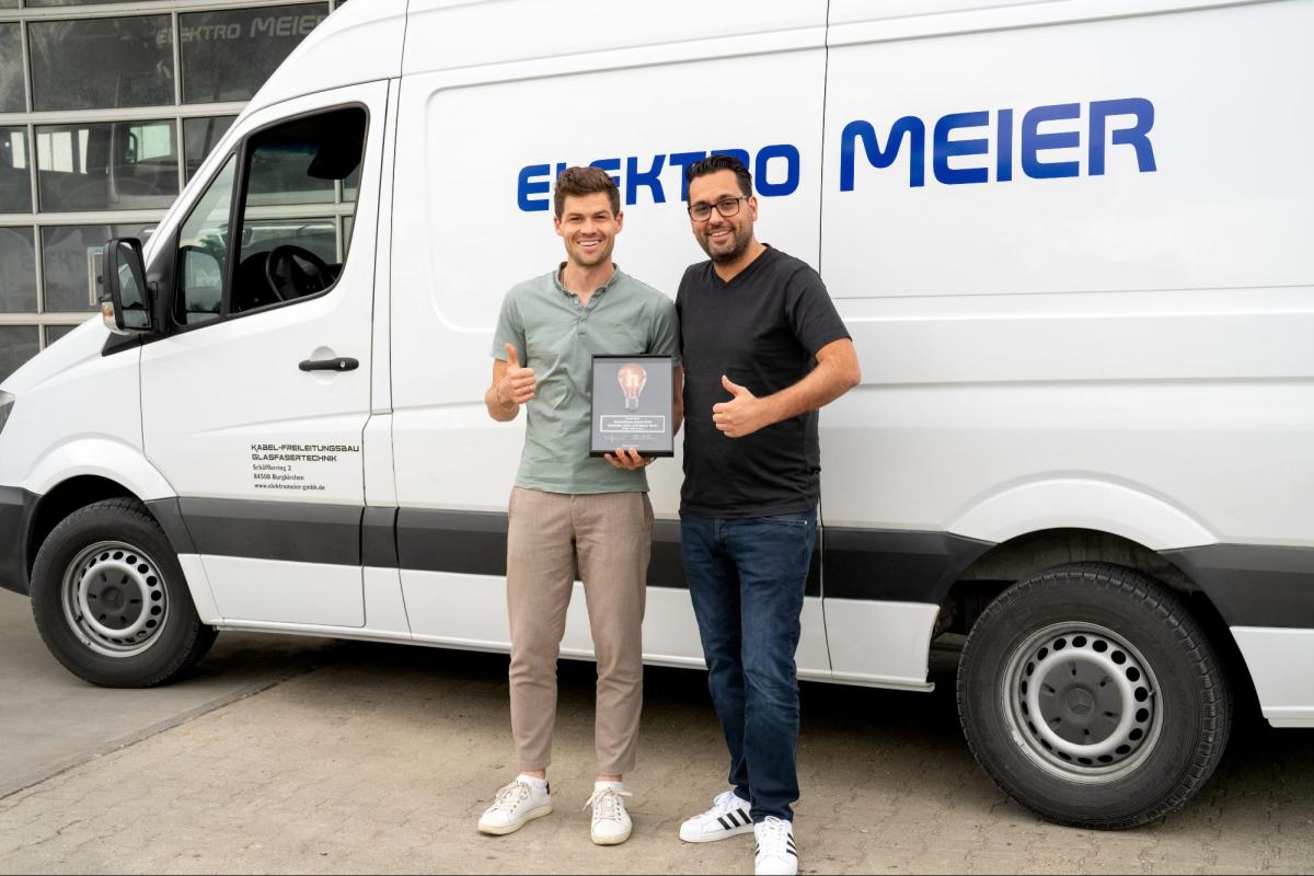 Das Elektro Meier Team zeigt stolz eine Auszeichnung für mehr Gewinn im Handwerksbetrieb.