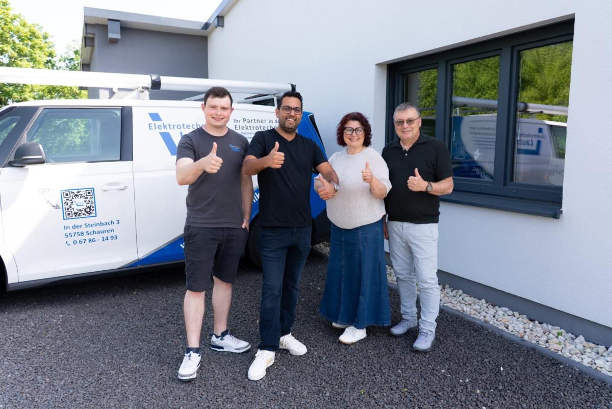 Das Team zeigt mit Daumen hoch, wie sie mehr Gewinn im Handwerksbetrieb erreichen.