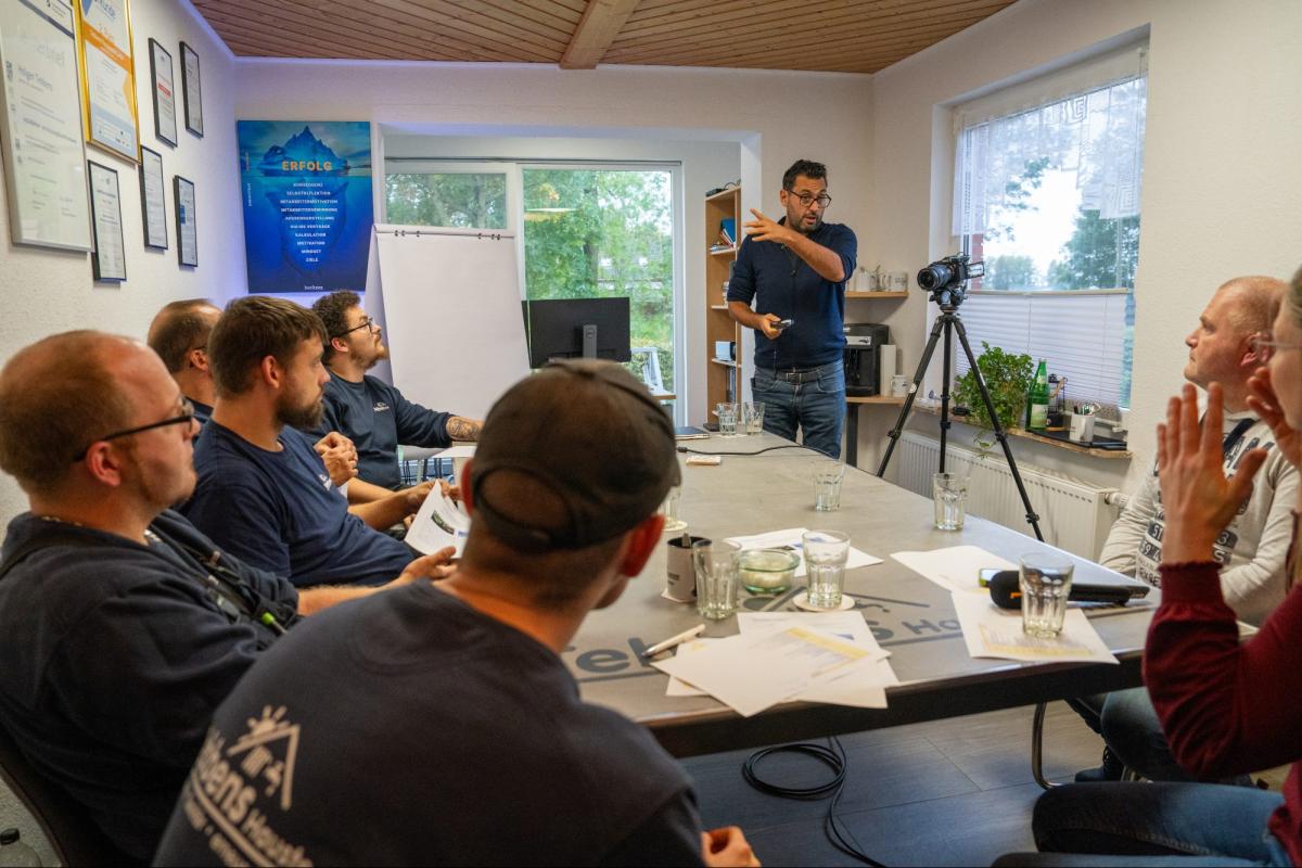 Dominik Heckner beim Mitarbeiter Workshop bei der Firma Tebbens Haustechnik GmbH in Emden