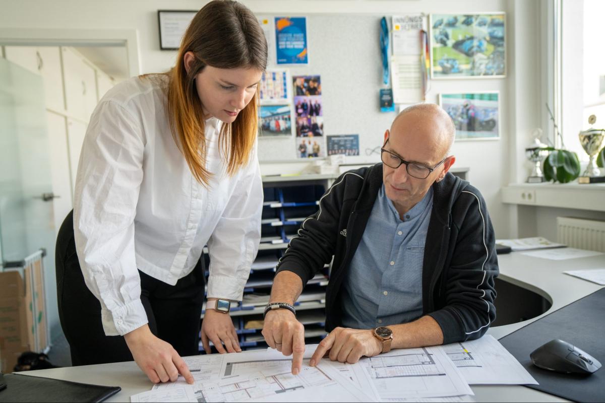 Laura und Michael Lubojanski, von Elektro Köhl GmbH aus Heusenstamm, bei der Planung des nächsten Einsatzes. Die Teamzusammensetzung ist ein wesentlicher Faktor für den Erfolg des Projektes.