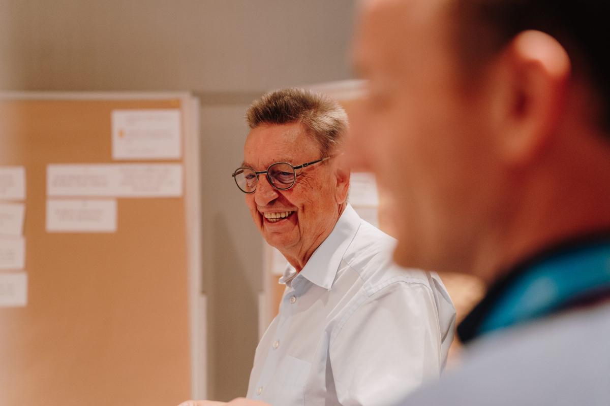 Ein Teamgespräch über die Eingruppierungshilfe im Handwerk mit lächelnden Teilnehmern.