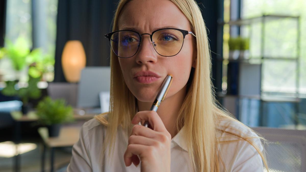 Nachdenkliche Frau überlegt, wie sie Geld aus GmbH flexibel entnehmen kann.