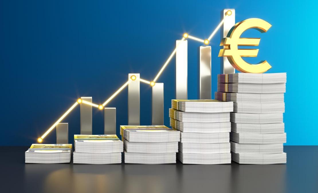 Grafik mit Eurozeichen und wachsendem Geldstapel zeigt Geld aus GmbH.