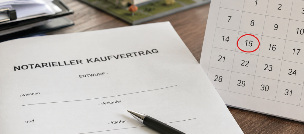 Notarieller Vertrag und Kalenderdatum zur 10-Jahres-Frist beim Immobilienverkauf.