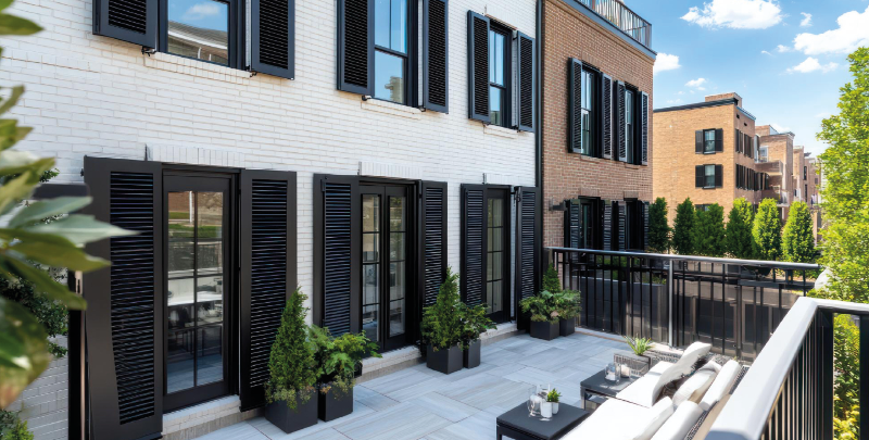 Terrasse eines modernen Hauses mit Pflanzen und Fenstern, relevant für den Immobilienverkauf und die 10-Jahres-Frist.