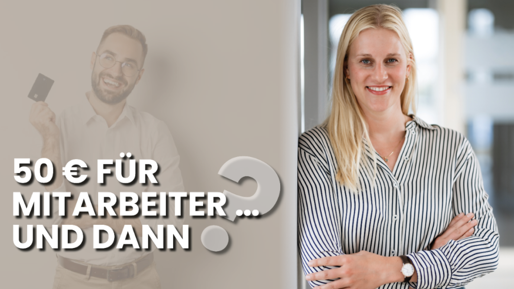 Eine Mitarbeiterin steht lächelnd da, während ein Kollege einen Gutschein zeigt – Gutscheine als Sachbezug sind Thema.