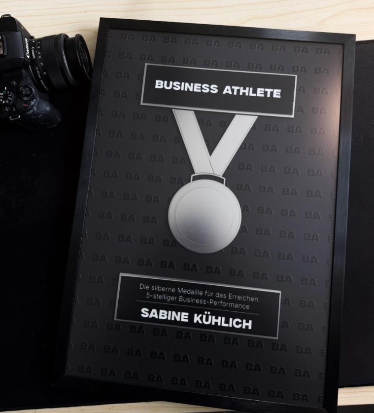 Der silberne Award für das erreichen 5‑stelliger Business Performance Er zeichnet diejenigen aus, die ihre Ziele nicht nur planen, sondern konsequent in die Realität umsetzen.