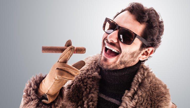 Ein Mann mit Sonnenbrille und Zigarre symbolisiert unseriöse Coaches.